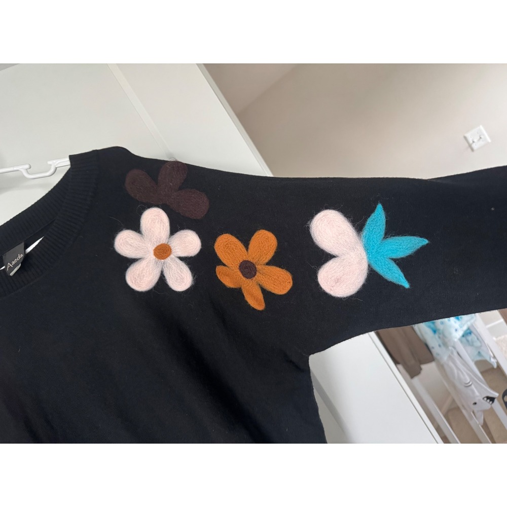Aaeda Women Black Floral Applique Knit Pullover Sweater Crew Neck Size Large - Picture 3 of 6